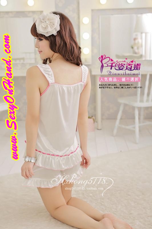 ** พร้อมส่ง ** ชุดนอนกางเกง สายเดี่ยว ผ้าซาติน สีขาวติดระบายชาย เล่นตะเข็บสีชมพู ดูคุณหนู น่ารักมากๆคะ