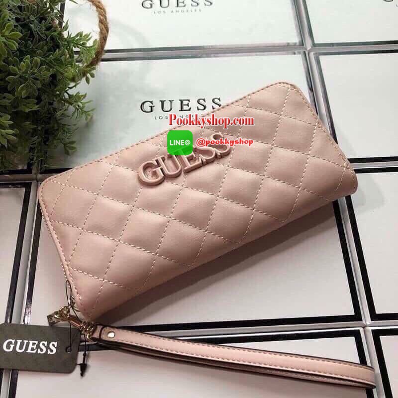 GUESS WOMEN'S 2019 LONG WALLET กระเป๋าสตางค์ใบยาวหนังนิ่มสวยมากค่ะ ตกแต่งด้วยการเย็บลายตารางสวยหรู เปิดปิดด้วยซิปมาพร้อมสายคล้องมือถอดแยกได้ ด้านหน้าประดับโลโก้แบรนด์ ด้านหลังมีช่องซิป หัวซิปแบรนด์ทุกจุด ภายในมีช่องใส่ธนบัตรแบงก์พัน ช่องซิปกลางและช่อ
