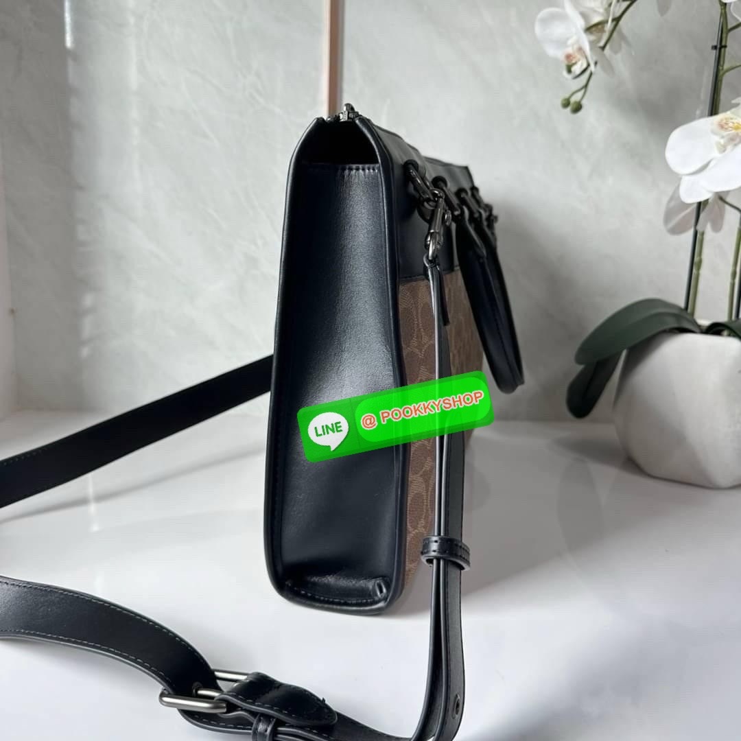 Coach Gotham Folio In Signature Canvas c2682 🔖กระเป๋าใส่เอกสาร Gotham เป็น กระเป๋าเอนกประสงค์ทำให้จัดเก็บเอกสารได้อย่างเรียบง่าย 🔖วัสดุ: แคนวาสตัดหนังแท้ 🔖เปิด-ปิดแบบซิป ด้านบน ภายในมีช่องแยกใส่เอกสารมีพื้นที่สำหรับใส่แล็ปท็อปขนาด