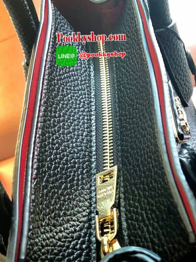 จากแบรนด์ PRADA กระเป๋าหนังลายลิ้นจี่ เคลือบกันน้ำและกันรอยขูดขีด ดูแลง่าย ป้องกันรอยขูดขีดได้ดี ปรับขยายข้างได้ เปิดปิดด้วยซิป ใบนี้มีสายยาวให้คะ เลิศมาก สะพายเป็น shoulder bag ได้เลย ขนาดกำลังดีตัวกระเป๋าไม่หนักมาก ใส่ ipad ของใช้จุกจิกได้หมด จุของได้เย
