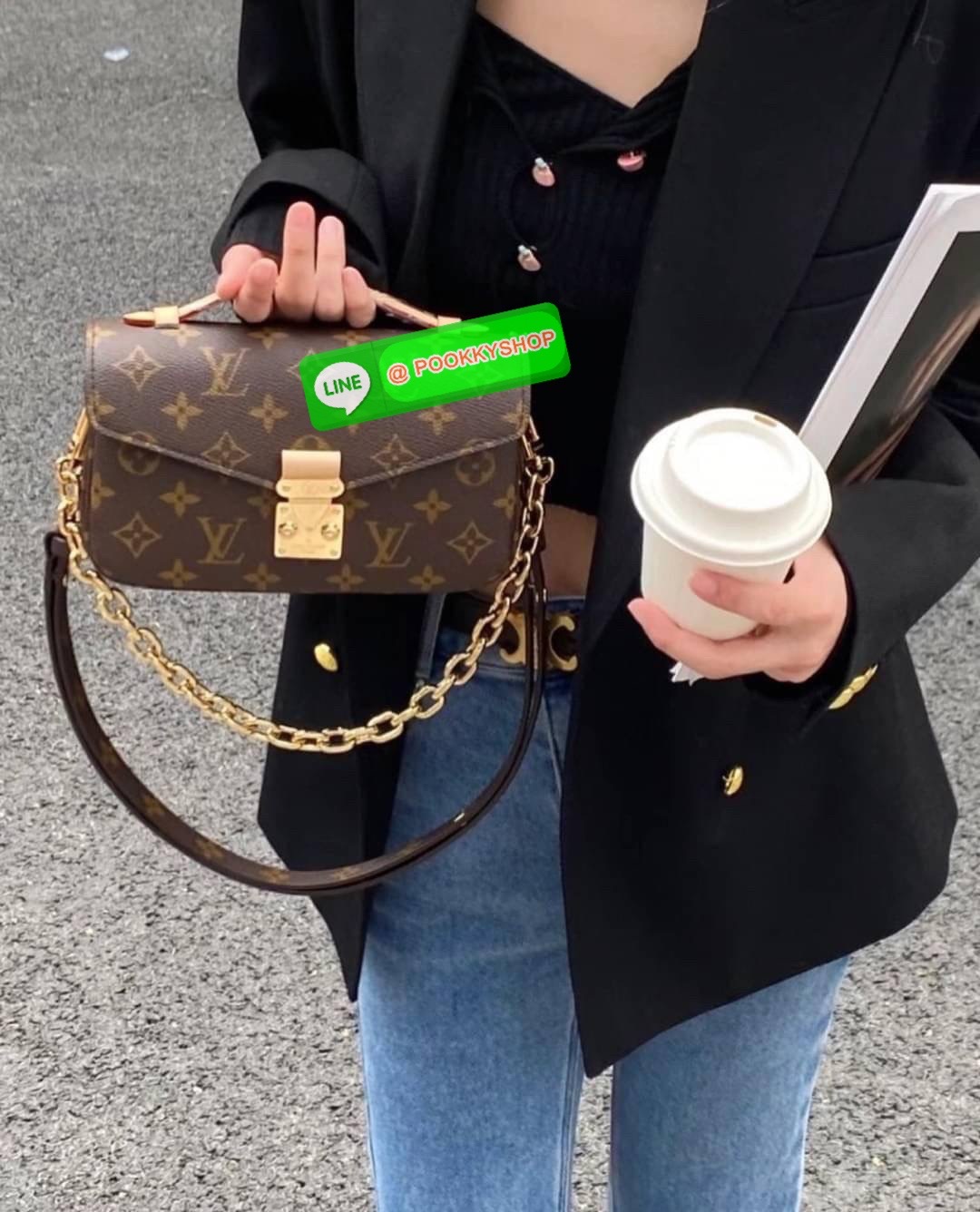Back in stock มาค่ะใครรออยู่! ❣️ละมุนตาละมุนใจกับน้องเลยค่ะ หนึ่งในรุ่นที่สาวๆต้องมี ห้ามพลาด #ทำใจว้าวุ่นมาก😘 Louis Vuitton Pochette Métis East West 💌พร้อมส่งที่ไทย Luxury ไปกับ LV premium gift duty free ตปท. หนังแท้นิ่มอย่างดี สวย