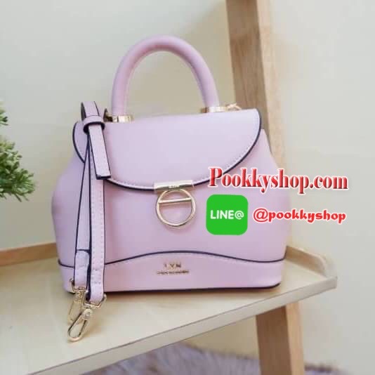 Lyn กระเป๋าหิ้วมาพร้อมสายสะพาย ขนาดกลางๆไม่เล็กไม่ใหญ่ ดีไซน์สวยน่ารัก ด้านในมีป้ายโลหะปั๊มแบรนด์ ใต้กระเป๋ามีหมุดรองทั้ง 4 มุม รูปทรงสวยเก๋ขนาดนี้ ไม่มีไม่ได้นะคะ