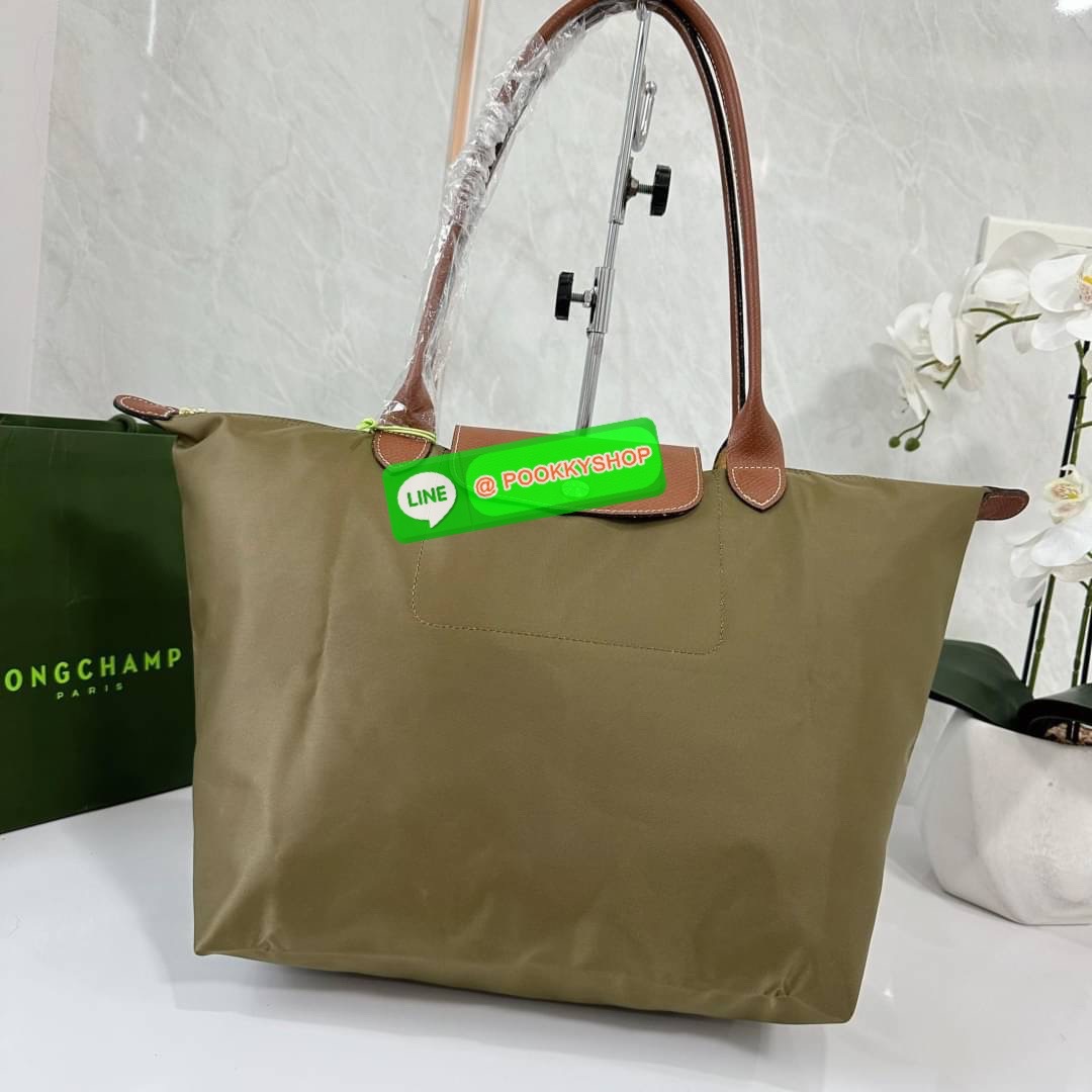 LONHGCHAMP LE PLIAGE ORIGINAL L TOTE BAG 🔖กระเป๋าสะพายไหล่ Le pliage ใบใหญ่ เรียบง่ายจุของได้เยอะ สามารถเก็บเอกสารหรือแล็ปท็อปได้คะ 🔖วัสดุ:ไนลอนเคลือบ 🔖เปิด-ปิดด้วยซิป ภายในกว้าง มีช่องลับแยกคะ 🔖สามารถพับเก็บได้พกพาสะดวกคะ