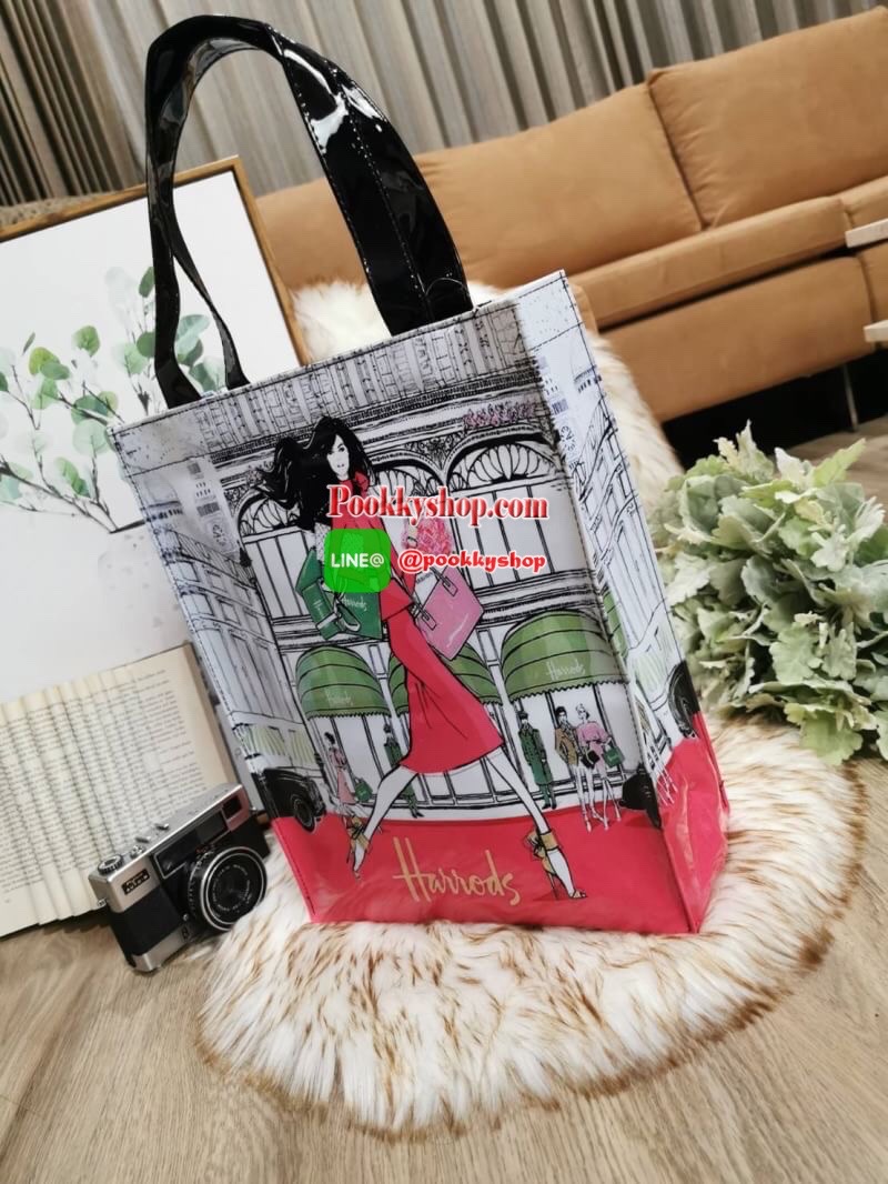 ลายนี้เข้าแล้วนะคะ! พร้อมส่งไอเท็มยอดนิยม! Harrods London Top-handle Shopping Bag กระเป๋า Shopping แบรนด์ดังจากอังกฤษรุ่นยอดนิยมวัสดุ PVC+Polyester 100% ของแท้เนื้อหนาอยู่ทรงกันน้ำ ขนาดกำลังดี น้ำหนักเบา เปิดปิดด้วยซิปสะดวกใช้หัวซิปปั้มโลโก้แบรนด์อะไหล่เง