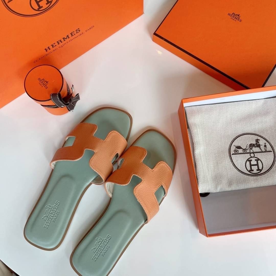 พร้อมส่ง รองเท้าแตะ Hermès สีพาสเทล ตัวใหม่ล่าสุด สีน่ารักมากกทุกสี คัดสีออกมาแล้วแมสที่สุด ให้เข้ากับเท้าสาวๆ ขับผิวมากคะ พื้นปั้มแบรนด์