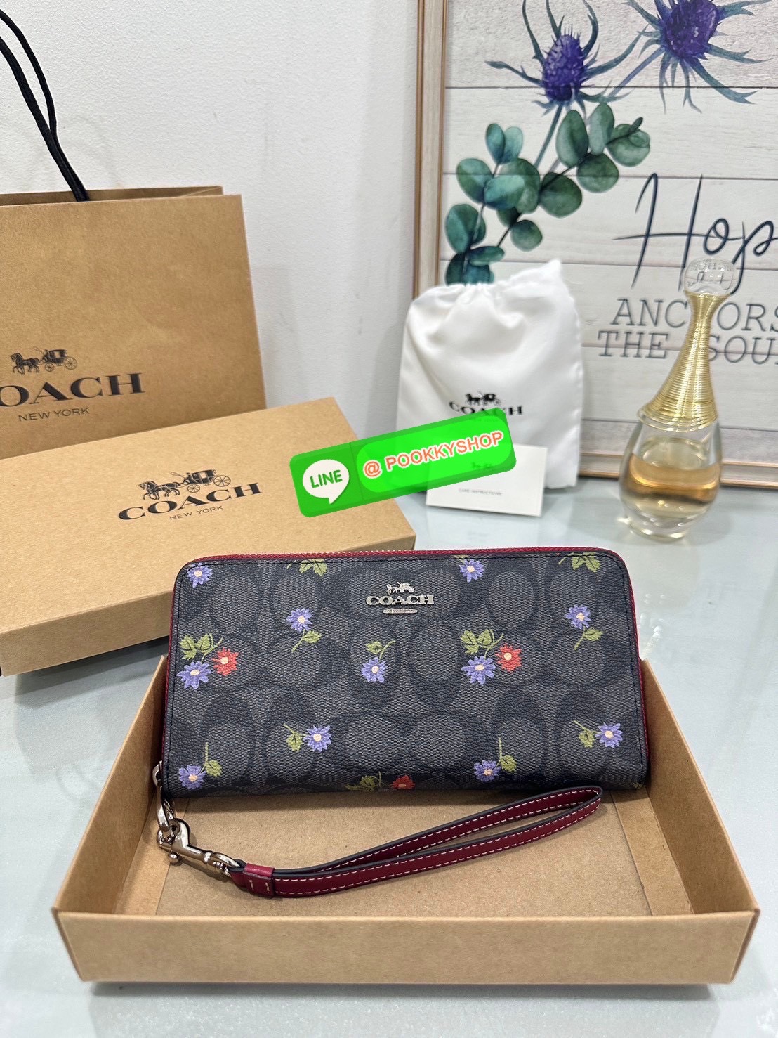 🌼 COACH LONG ZIP WALLET IN SIGNATURE CANVAS WITH COUNTRY FLORAL 🌼 ดีไซน์: ลายซิกเนเจอร์พื้นสีดำเทา เรียบหรูคลาสสิก แต่งลายดอกไม้ป่าโทนม่วง-แดงเล็กน่ารักแบบ country girl style! ขอบกระเป๋าตัดด้วยหนังสีแดงเบอร์กันดี เพิ่มเสน่ห์ให้ดูโดดเด่นแบบ
