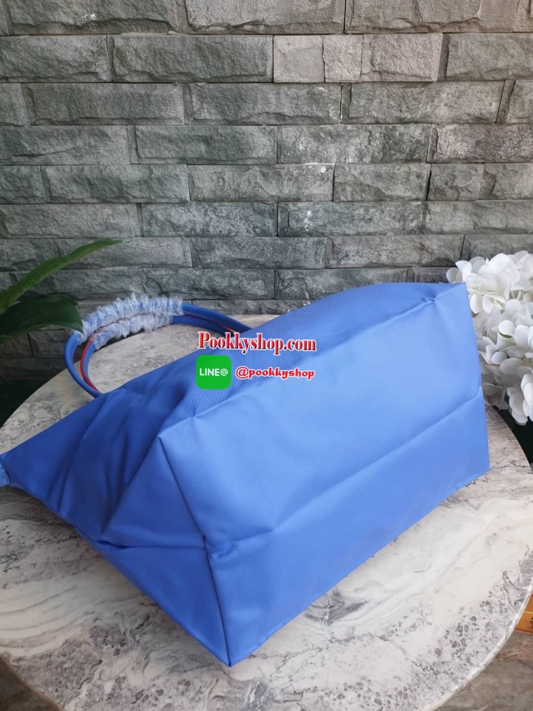 Longchamp Le Pliage Club Tote Bag Size L หูยาว วัสดุเนื้อผ้า Nylon Canvas เคลือบกันนำ้ ตัดด้วยหนังแท้ที่มีน้ำหนักเบา ดีไซน์เรียบง่ายแต่เต็มไปด้วยความคลาสสิก จนเป็นที่ชื่นชอบไปทั่วโลก Longchamp ปรับโฉม LE PLIAGE ด้วยการปักลายรูปม้า-ตราสัญลักษณ์ของแบรนด์บนผ