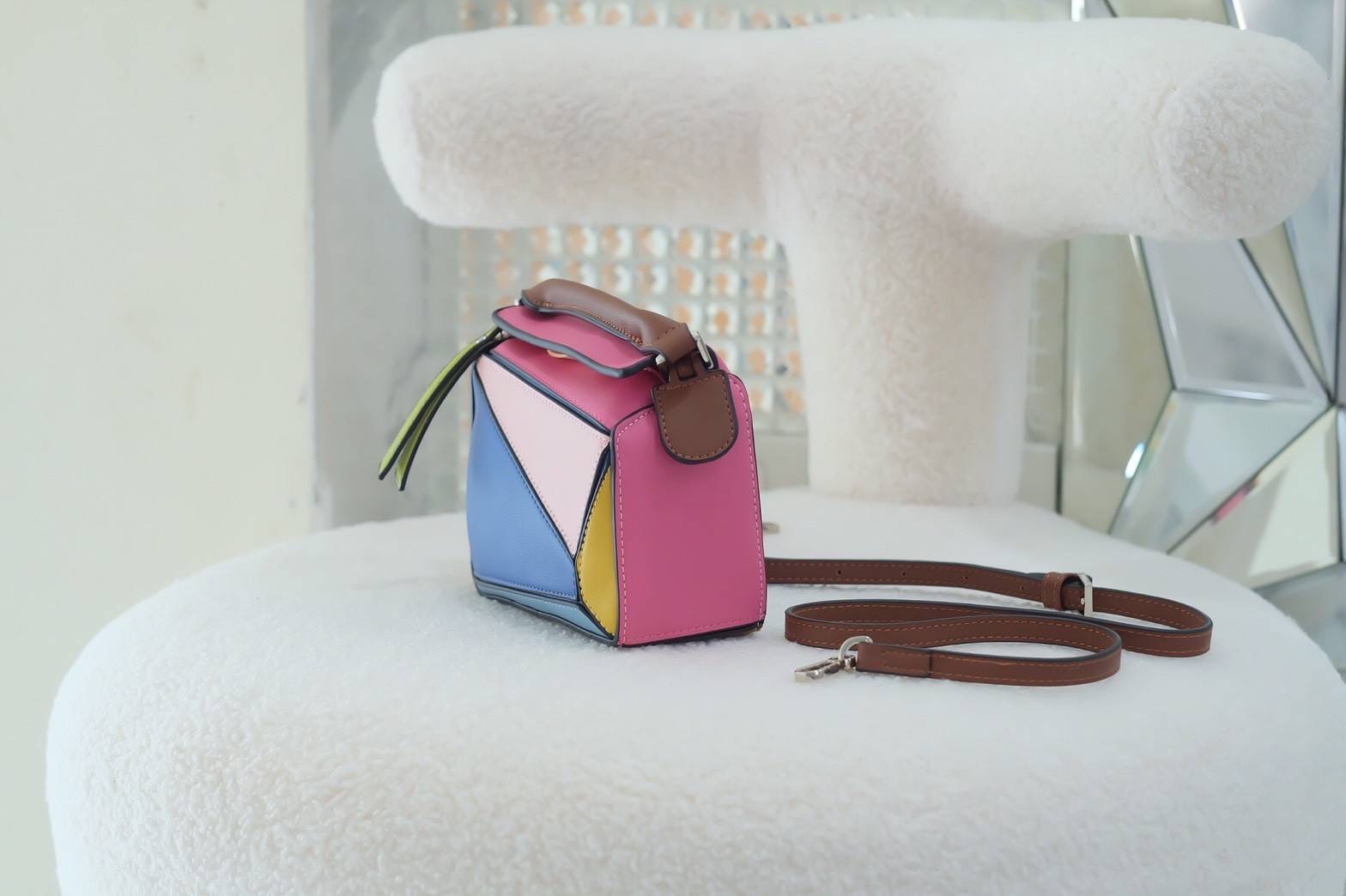 น่ารัก..ไม่ไหวแล้ว LW mini puzzle เห็นแล้วใจหวั่นไหว น่ารักอะไรขนาดนี้ ย่อส่วนได้สมบูรณ์แบบสุดๆ ลงตัวทุกอย่าง ใส่โทรศัพท์ iplus ได้สบายๆ ยังเหลือเนื้อที่ใส่ของได้อีกเยอะ รีบเลยน้า สวยๆทุกสี