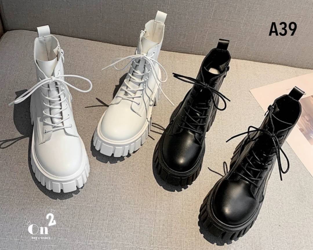 ลุคสนามบินออกบ้านทั้งทีรองเท้าต้องไม่ธรรมดาคร่า บูทเที่ยวเขา แค้มป์ปิ้งเดินป่า เช็คอินรีสอท หรือคาแฟ่สวยๆฟิวเมืองนอกเกร๋ๆ ถ่ายรูปสวยมากกและที่สำคัญบูทคู่นี้สวยแมทช์กับชุดได้ง่ายมากๆค่ะ