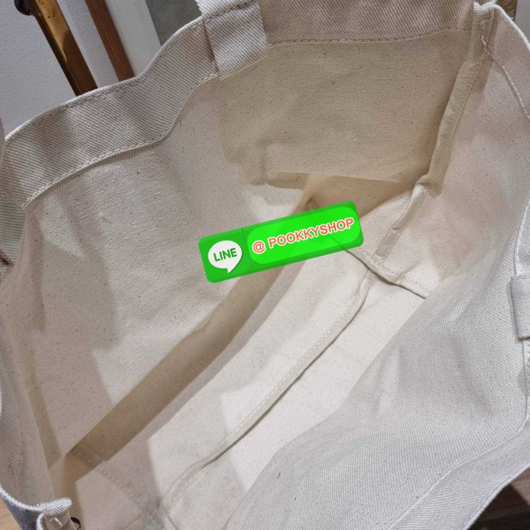 Gentlewoman x Butterbear tote bag 🔆 Details น่ารักเกินต้าน เป็นกระเป๋าที่เห็นแล้วใจฟูสุดๆ กระเป๋าโท้ทลายหมีเนยที่ตอนนี้กลายเป็นแรร์ไอเท็ม หายากสุดๆ รูปทรงคลาสสิค ภายในโล่งกว้างใส่ของได้เยอะมาก จะใช้เป็น everyday bag ก็ได้ พกไปต่างจังหวัดก็เหมาะ หร