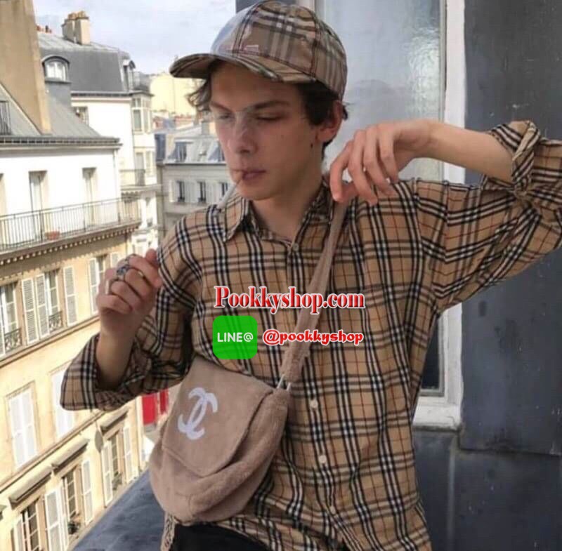 BEST SELLER! Chanel Beaute Crossbody Bag Gift With Purchase (GWP) กระเป๋าสะพายรุ่นฮิตพรีเมี่ยมกิ๊ฟของเเท้จาก Chanel Cosmetic Counter รุ่นแนะนำวัสดุขนวูฟหนานุ่มตัดโลโก้แบรนด์หนังแก้วสวยโดดเด่น น้ำหนักเบา เปิดปิดด้วยฝาปิดกระดุมแม่เหล็ก ขนาดกำลังดีสามารถใส่