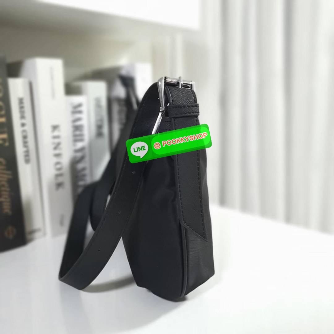 Best Seller! จากงานพรีเมี่ยมกิ้ฟ จากเคาเตอร์ต่างประเทศ จากแบรนด์ PRADA ค่า เป็น กระเป๋าผ้าไนล่อน ตามแบบฉบับของแบรนด์ เลิศมาก สะพายเป็น shoulder bag หรือ Crossbody ก็ได้คะ ขนาดกำลังดีคะ ตัวกระเป๋าเบามาก เปิดปิดด้วยซิปรูดด้านมีช่องซิปแยกใส่ของ สามารถใส่มือถ