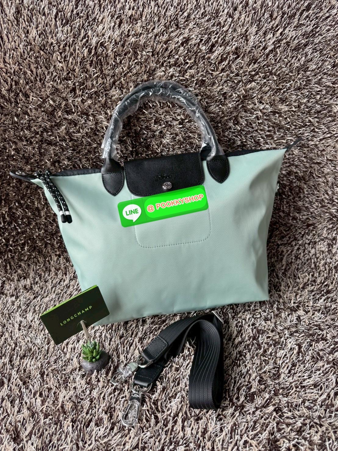 Large 💕Longchamp LE PLIAGE ENERGY L HANDBAG LE PLIAGE รีไซเคิล ECONYLสไตล์สปอร์ต ทันสมัย และใช้งานได้จริง น้ําหนักเบา กระเป๋าใบนี้เป็นเครื่องประดับที่มีเสน่ห์ในอุดมคติที่จะติดตามคุณในทุกกิจกรรมยามเย็นของคุณ มาพร้อมกับสายสะพายไหล่ปรับได้ สามารถพกพา