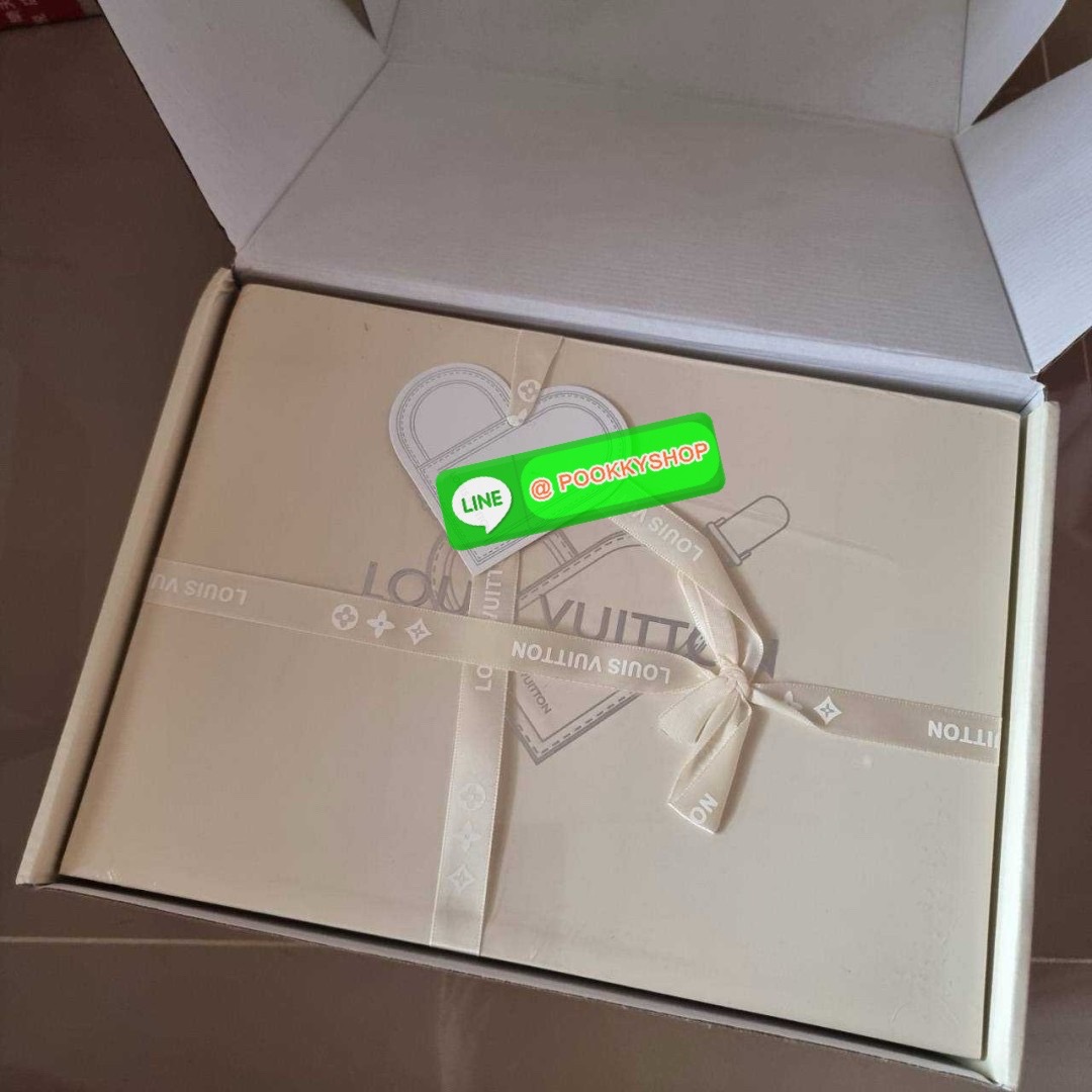 🔆 Model LV on the go east west 🔆 Details ใหม่ล่าสุด ดีไซน์กะทัดรัด กับกระเป๋าทรงโท้ทที่ใครเห็นต้องเป็นคลั่งรัก ยอดฮิต คลาสสิค ผู้ดี หรูหราได้ทุกลุค ทุกสไตล์ มาพร้อมหูจับในตัว คล้องแขน คล้องไหล่ก็ดูแพง หรือจะเกี่ยวสายครอสสะพายข้างก็อัพลุคได