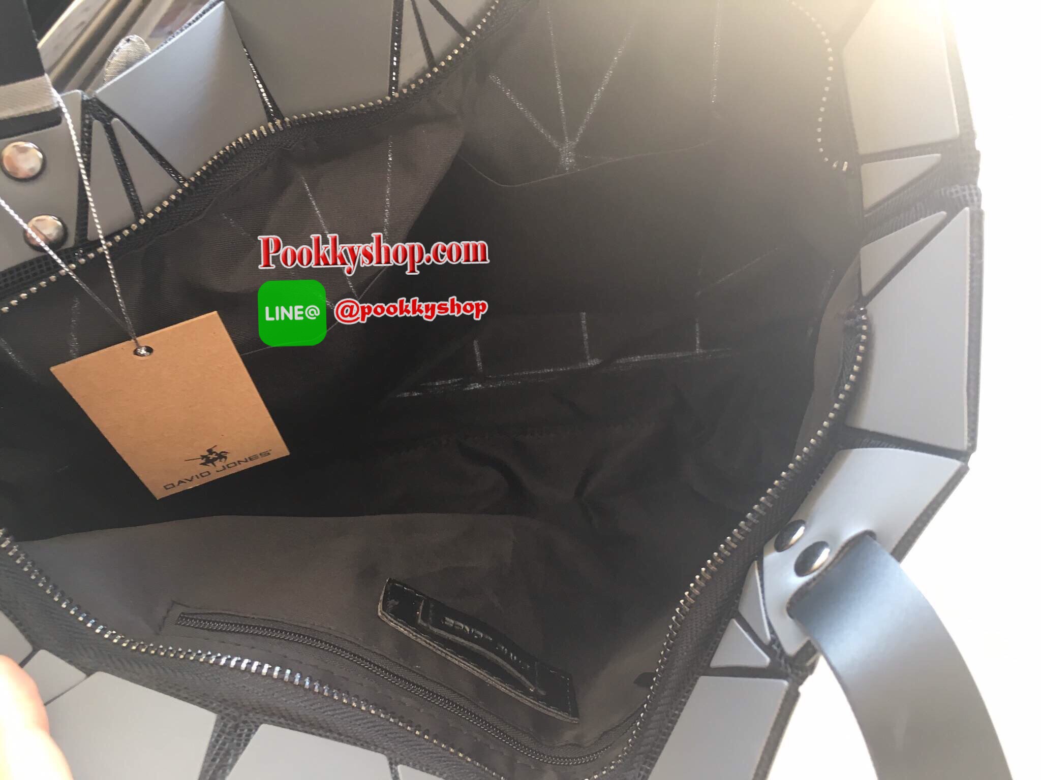 ห้ามพลาดเลยค่า ได้ สีใหม่ ลายใหม่ Metallic Grey ทรงสุดฮิตจากแบรนด์ David Jones ใบนี้ มาพร้อมกับน้องกระต่ายสีเข้า set กับกระเป๋าคะ กระเป๋า ทรง Tote ตัวกระเป๋าเย็บติด ด้วยแผ่นอคิลิค สุดหรู ดีไซน์เกร๋ จุดเด่นที่ น้ำหนักเบา สามารถ ถือ หรือ สะพายไหล่ได้คะ ใบให