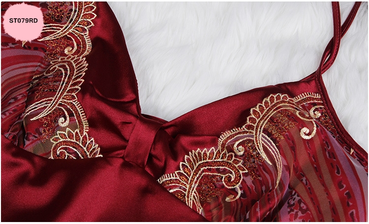 ชุดนอนผ้าไหม เนื้อหรู แต่งดิ้นปักสีทอง ช่วงอก และชาย งานปักสวยหรูเกรดพรีเมี่ยม เนื้อผ้าหรูไฮโซมากมายคร่า