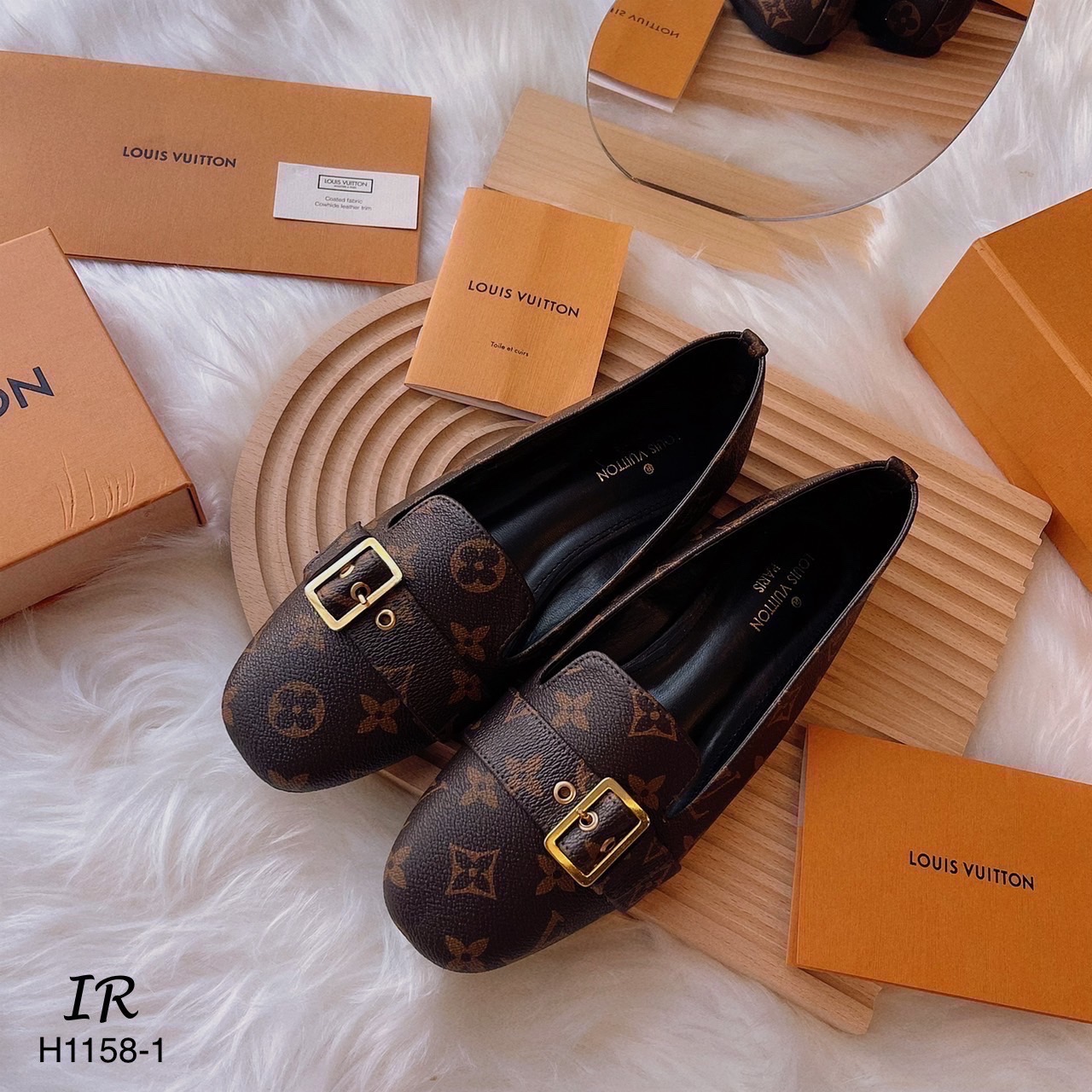 รีพีทแบบขายดี!!! พร้อมส่ง !!! LV คัทชูแต่งอะไหล่ หนังสวยมากกกก พื้นกันลื่น อย่างดี ปั้มแบรนด์งานดี มากค่ะ ถ้าเทียบ คุณภาพ ถือว่าเกินเบอร์เลยค่า