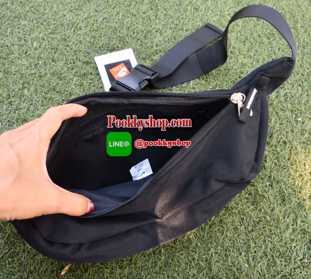 NIKIE TECH HIP PACK กระเป๋าขนาดพอเหมาะ คาดเอว สะพายข้าง เปิดปิดด้วยซิป 3 ช่อง (2 ช่องใหญ่ 1 ช่องเล็ก) วัสดุNylon น้ำหนักเบา โลโก้ด้านหน้า Nike เด่นชัด ภายในมีช่องใหญ่บนสุด มีช่องซิปเล็ดตาข่ายอีก 1 ช่อง จุของได้เยอะ สายคาดปรับได้ฟรีไซด์ สามารถใส่ไปเที่ยวแบ