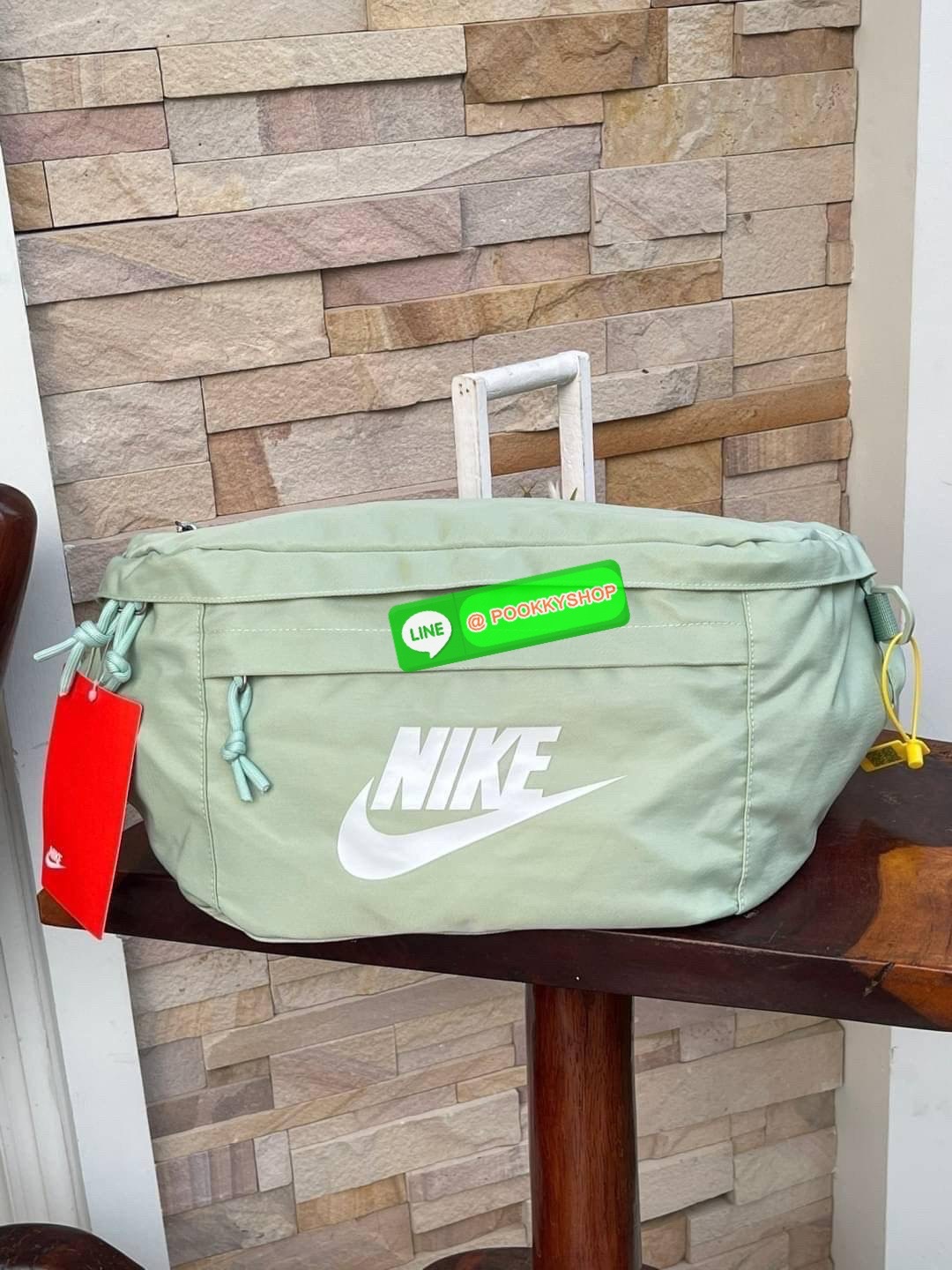 Nike Tech hip pack กระเป๋าคาดเอว Nike Tech รุ่นใหม่ชนช้อป!! ให้คุณหยิบใช้อุปกรณ์กีฬาและพกพาได้อย่างง่ายดาย พร้อมโดดเด่นด้วยกระเป๋าซิป 2 จุดสำหรับเก็บสิ่งของ และสายกระเป๋าแบบปรับได้เพื่อให้แนบกับลำตัว ใช้งานได้คล้องตัว ใส่ของได้จุสมใจเลยคร้า