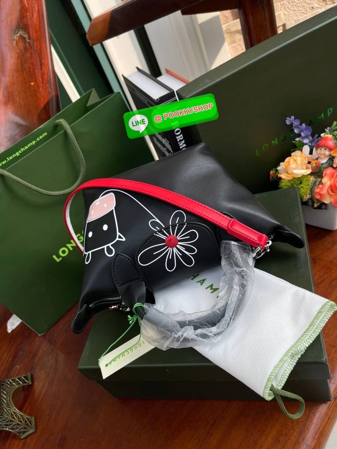 Longchamp Year of OX LE PLIAGE CUIR TOP HANDLE BAG XS Celebrate 2021! ต้อนรับปีวัวด้วยคอลเล็คชั่นพิเศษ วัสดุหนังเมทิส (Metis) หรือหนังแกะเนื้อนุ่มมาพร้อมหูจับขนาดสั้นเหมาะถนัดมือ กระเป๋าทรงไอคอนนิกพร้อมลวดลาย animation สุดน่ารักตรงยุคสมัย เอาใจผู้ที่ชื่นช