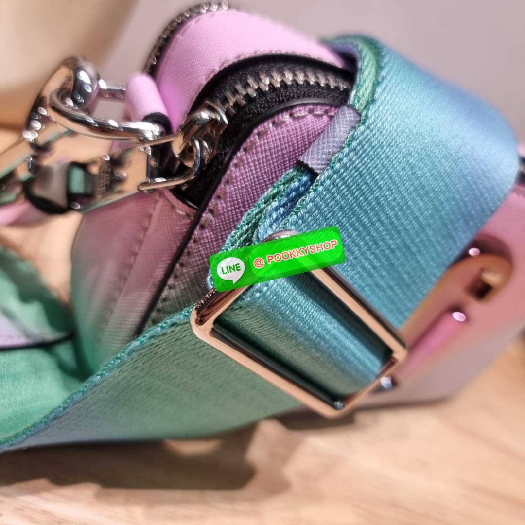 MARC JACOBS THE SNAPSHOT AIRBRUSH BAG สายหวานต้องมีแล้ว! ไอเท็มยอดฮิตที่โดดเด่นเป็นเอกลักษณ์ กับกระเป๋าสะพายข้างสุดปัง ลวดลายเพ้นท์สไตล์แอร์บรัช สวยละมุน เรียกได้ว่าไม่ซ้ำใคร!! วัสดุหนังวัว สวยอยู่ทรง เปิด-ปิดกระเป๋าด้วยซิป มีซิปหลัก 2 ช่อง แบ่งสัดส่วนไว้