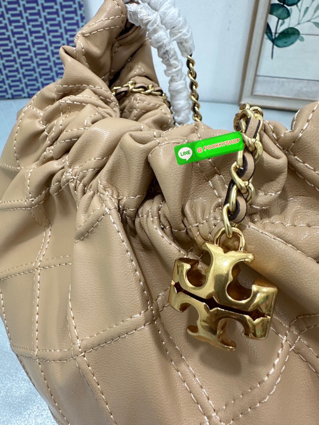 Tory Burch Fleming Drawstring Bag ผลิตจากหนังนิ่ม ตกแต่งด้วยลายไดมอนด์และสายโซ่