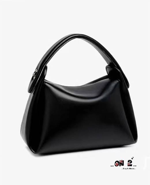 Viva PU Premium Debut งานใหม่ล่าสุด Viva ใบกระทัดรัดกำลังดี มีหูจับ ใช้งานง่าย น้ำหนักเบา ใช้ได้หลายโอกาส ถือสวยมากก สายสะพายยาวก็เก๋ ฝาปิดเป็นเเม่เหล็ก หนังเรียบ คุณภาพดี เป็น everyday bag ได้เลยค่าา