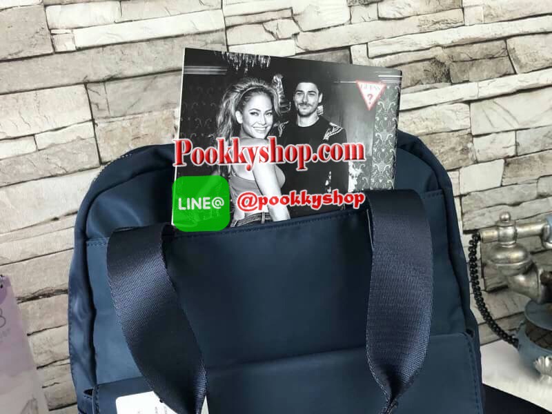 สะพายหลัง PRADA วัสดุไนล่อนหนาอย่างดีกันน้ำ ขนาดกระทัดรัด พกพาง่าย น้ำหนักเบา กระเป๋าแบ่งเป็น 2 ช่องใหญ่ ช่องซิปหลักด้านในโล่งกว้าง มีช่องใส่ Ipad แบ่งสัดส่วน พรีเมียมกิฟแท้จากเคาน์เตอร์แบรนด์ นำไปใช้ต่างประเทศได้ค่ะ ด้านหน้ามีช่องย่อยใส่ของจุกจิก2 ช่อง ด