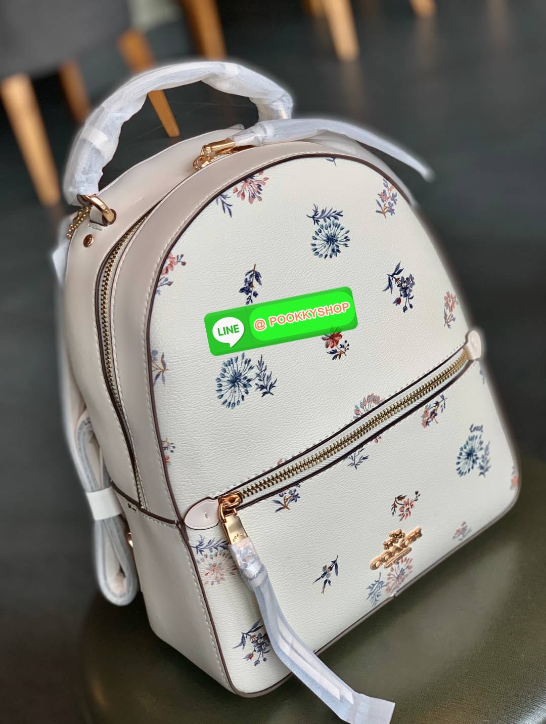 NEW IN! COACH JORDYN BACKPACK ((C1804//3011)) ไม่มียังไงไหว ต้องบอกว่าน้องสวยมากๆค่า! กระเป๋าสะพายหลังแบบมีหูหิ้ว หนังแแท้สวยค่ะ ❤️ทั้งใบปริ้นลายดอกไม้ สวยเด่ด สะดุดตาเลยทีเดียวค่ะ ด้านหน้ามีช่องซิปใส่มือถือหรือของจุกจิกลงไปได้ค่ะ เปิด-ปิดกระเป๋าแบ