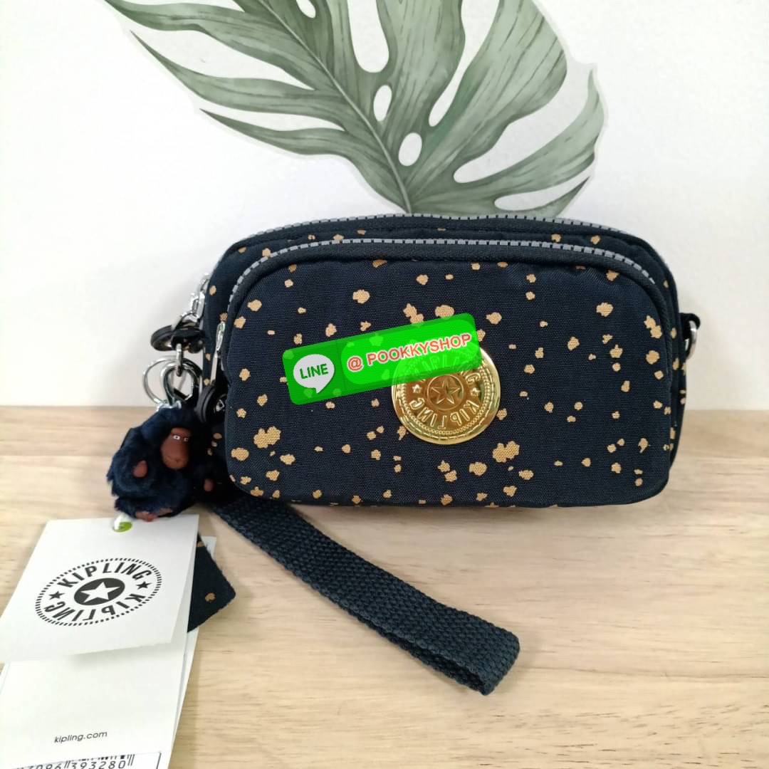 KIPLING Monkey program Seoul up clutch & sling bag รุ่น 2 ซิป (ขนาด 7 นิ้ว) กระเป๋าคล้องมือ หรือ สะพายข้าง ขนาดเล็ก วัสดุ Nylon & Polyester 100% ใช้งานได้ 2 รูปแบบ มีสายสลับเปลี่ยนได้ทั้งแบบคล้องมือ และ สะพายข้าง ตามโอกาสการใช้งาน