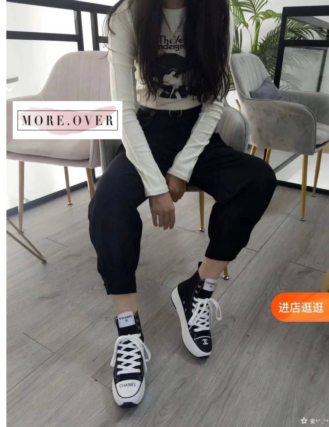 ** รองเท้าผ้าใบหุ้มส้นสีดำ CHANEL งานพร้อมส่งไม่ต้องรอพรีคะ Brand : CHANEL งานสวยหรู เกรด Hi-end ค่ะ แบรนด์ CHANEL คู่นี้ผ้าใบหุ้มข้อสูง สวยหรู สายสปอร์ตกันเลยจ้า ใส่กับกางเกง ใส่กับเดรสก็เลิศสุดๆค่ะ งานสวยแบบเดียวกับช็อปเลยจ้า มีของพร้อมส่งคะ เกรด hi-end