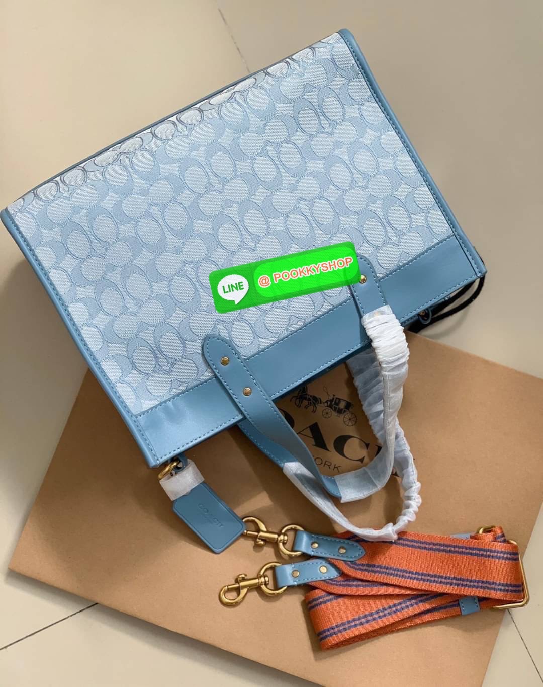 COACH TOTE FIELD JACQUARD BAG ((C3282)) กระเป๋าหิ้ว//สะพายข้าง JacquardลายC+หนังแท้ สวยงามลงตัวมากๆค่ะ ปากกระเป๋าเปิดปิดแบบกระดุมแม่เหล็ก ภายในกว้าง สาวๆที่สัมภาระเยอะบอกเลยเหมาะมากค่ะ