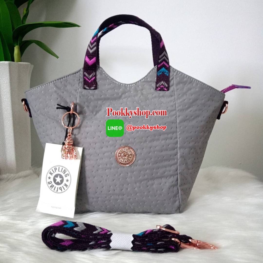 KILING NORI Handbag & Shoulder bag กระเป๋าถือหรือสะพายขนาดกลาง ทำจากวัสดุ ผ้า Nylonเคลือบ+Polyester น้ำหนักเบา จุดเด่นที่ช่องหลักมีขนาดใหญ่ พร้อมช่องซิปแยกย่อย สามารถใส่สัมภาระได้เยอะ มาพร้อมสายสะพายยาว สามารถปรับระดับได้ตามความต้องการ มีพวงกุญแจลิงห้อยตา