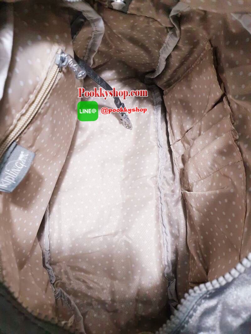 Kipling Women’s Defea Top-Handle Bag กระเป๋าถือหรือสะพายทรงตั้งสวย มีช่องใส่ของแยกเป็นสัดส่วนทั้งด้านในและนอก มีสายสะพายถอดและปรับความยาวได้ฟรีไซส์ มาพร้อมพวงกุญแจลิง น่าใช้คุ้มค่ามากๆจ้า