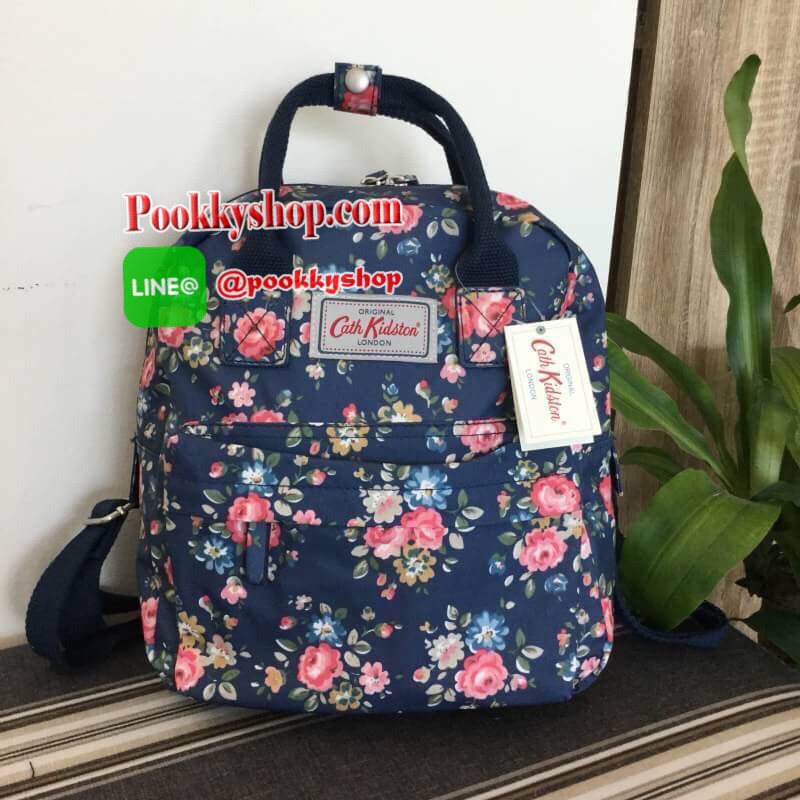 cath kidston Mini Backpack Bag กระเป๋าสะพายเป้รุ่นมินิ แบรนด์ดังสไตล์วินเทจสุดฮิต วัสดุ Canvas เคลือบกันน้ำสามารถเช็ดทำความสะอาดได้ เปิดปิดด้วยซิปสะดวกใช้ ด้านหน้าประดับโลโก้ cath Kidston พร้อมช่องซิปด้านนอกใส่กระเป๋าสตางค์ มือถือได้ ด้านในมีช่องซิป สามาร