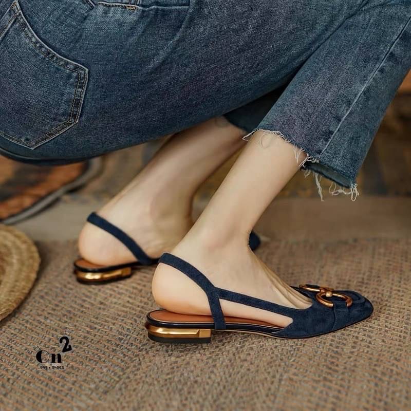 พร้อมส่งรองเท้าหัวคัชชูเปิดหลังรัดข้อเท้า หน้าแต่งอะไหล่ทองเหลือง สไตล์แบรนด์ส้นเป็นอะไหล่ทองสวยหรู สายรับปรับได้ คู่นี้ใส่แมทกับชุดได้ง่ายทั้งกางเกงและกระโปรงได้หมดทรงสวย