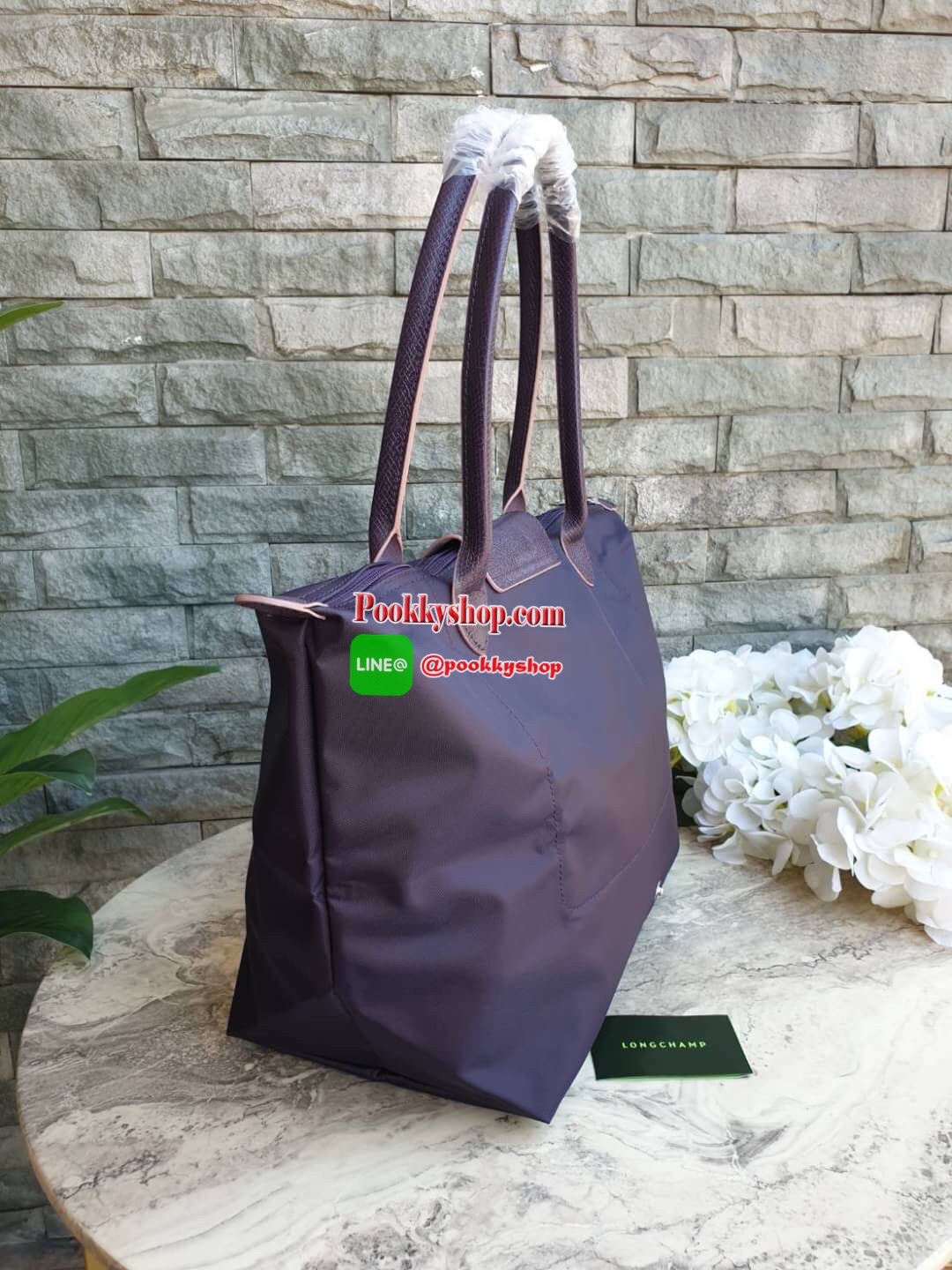 Longchamp Le Pliage Club Tote Bag Size L หูยาว วัสดุเนื้อผ้า Nylon Canvas เคลือบกันนำ้ ตัดด้วยหนังแท้ที่มีน้ำหนักเบา ดีไซน์เรียบง่ายแต่เต็มไปด้วยความคลาสสิก จนเป็นที่ชื่นชอบไปทั่วโลก Longchamp ปรับโฉม LE PLIAGE ด้วยการปักลายรูปม้า-ตราสัญลักษณ์ของแบรนด์บนผ