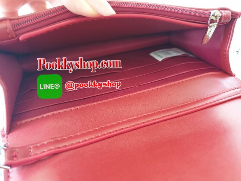 Charles&Keith Chain Rimmed Clutch กระเป๋าสะพายรุ่นใหม่!!ทรงcrossbodyหรือถอดสายถือเป็นทรงคลัชท์ได้ มีดีเทลโซ่ร้อยหนังรอบใบ เปิดปิดด้วยกระดุมแม่เหล็กใช้งานง่าย ภายในมีช่องซิป ช่องเสียบบัตรและช่องใหญ่ใส่ตระกูลพลัสได้ แยกเป็นสัดส่วน มาพร้อมสายสะพายแบบโซ่ต่อหน