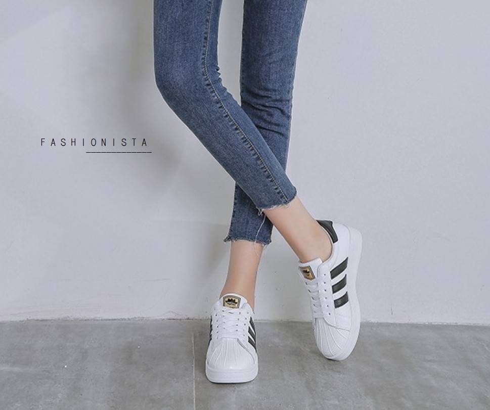 สินค้ามาใหม่ พร้อมส่งเลยจ้า!! Fashion Sneaker ทรง Super Starในตำนาน!! รองเท้าผ้าใบหนังนิ่ม วัสดุ pu เนื้อหนาคุณภาพดี ดีไซน์เรียบเก๋ แต่งแถบหนังด้านข้างสวยโฉบเฉี่ยวสไตล์งานแบรนด์ พื้นยาง 1นิ้ว ยึดเกาะเยี่ยมเดินไม่ลื่น ทรงแน่นงานดีมากใส่สบายนิ่มเท้า ใช้งานย