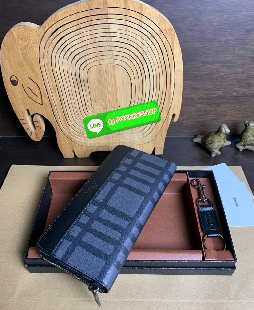 COACH ACCORDION ZIP WALLET IN SIGNATURE CANVAS กระเป๋าสตางค์ใบยาว ซิปรอบ ใช้งานง่าย ด้วยฟังค์ชั้น ด้านใน ใส่บัตรได้จุใจ มีช่องซิปใส่เหรียญตรงกลาง โดนใจหลายๆคนไปเรียบร้อยและคลาสสิค เรียบหรูดูแพงตลอดกาล ยกให้รุ่นนี้เลย