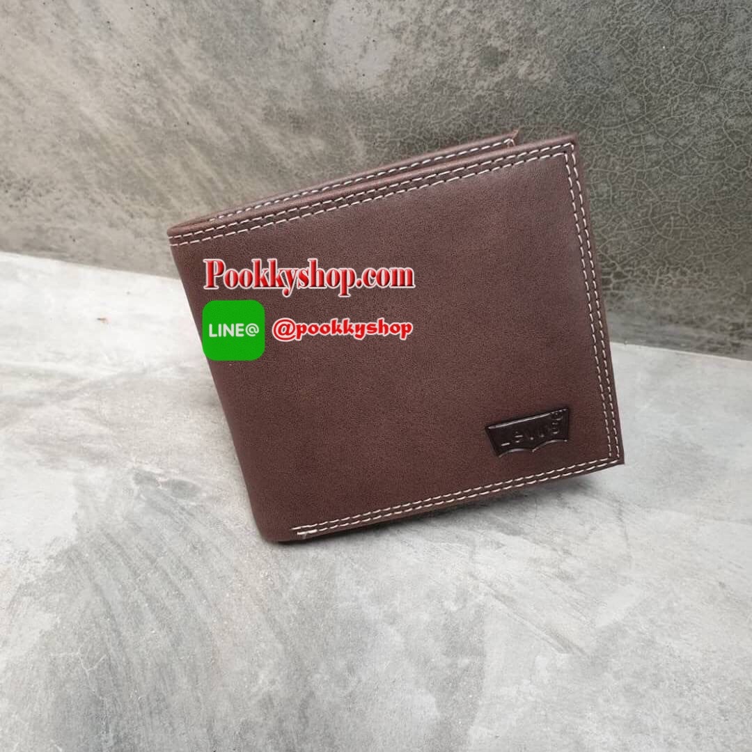 กระเป๋าสตางค์+เข็มขัด Levi's กระเป๋าด้านหน้าปั๊มโลโก้แบรนด์ด้านในมีช่องใส่บัตร และมีช่องใส่ธนบัตร 2 ช่อง มีช่องใส่เหรียญด้วย ส่วนตัวเข็มขัด Levi's หัวเข็มขัดเป็นแบบลำลอง ด้านหน้าปั๊มอักษรแบรนด์ ตัวสายสีน้ำตาลดำ ด้านหลังปั๊มชื่อแบรนด์ มีแท็กป้ายต