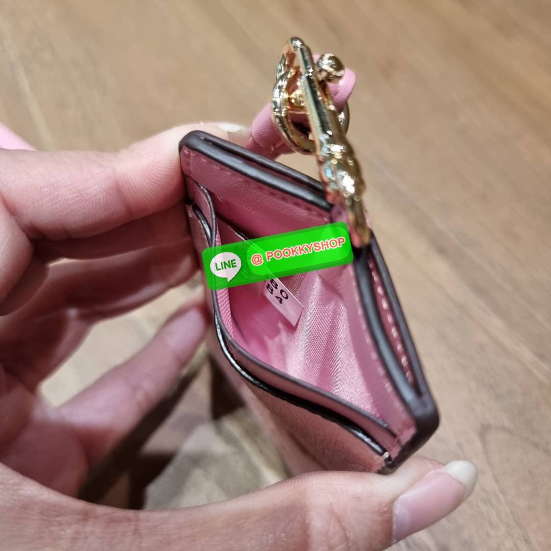 กระเป๋าใส่บัตรคล้องคอ Coach card holder ราคาพิเศษสุดๆ!!! ของหายาก!! ง่ายๆแบบไม่ธรรมดา!! คลาสสิคแต่มีดีเทลโดดเด่น!! กระเป๋าถนอมบัตร พร้อมสายคล้องคอ ดีไซน์ลวดลายสวย ดูดีทุกแบบ ใช้งานง่าย พกพาสะดวก จะใส่บัตรพนักงาน บัตรเครดิต บัตรปชช. ใบขับขี่ และบัตรอื่นๆที