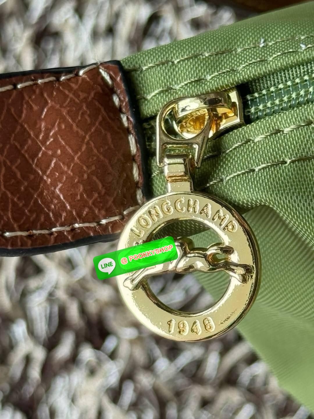 LONGCHAMP LE PLIAGE ORIGINAL S HANDBAG Crossbody Bag กระเป๋าสะพายไหล่ รุ่น Original มีเอกลักษณ์อันโดดเด่นของรุ่นไอคอนนิคของ Longchamp อย่าง Le Pliage (เลอ ปลิยาจ) โดย Longchamp ได้รับแรงบันดาลใจจากศิลปะการพับกระดาษแบบ Origami (โอริกามิ) ในการสรรค์สร้างกระ