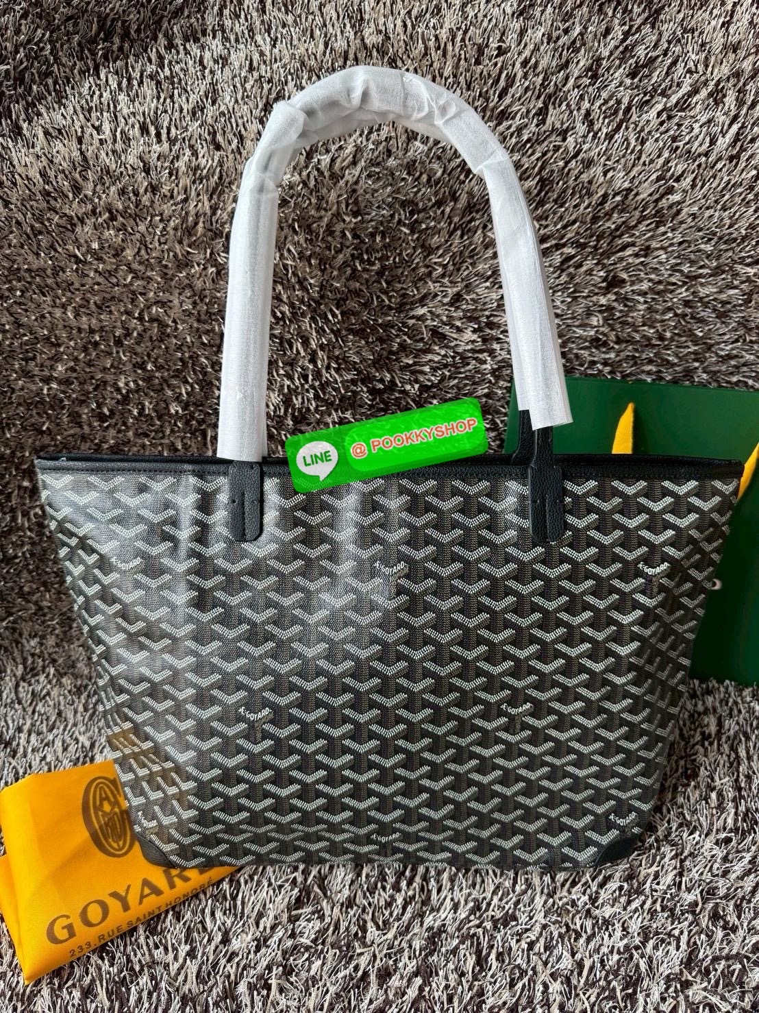 Goyard Artois MM Bag กระเป๋า Artois MM เป็นกระเป๋าที่มีซิปด้านบนเพิ่มคงามปลอดภัย ภายในพื้นที่กว้างเพื่อจัดระเบียบข้าวของของคุณ มันโดดเด่นด้วยฐานด้านล่างทั้งสองมุมเย็บต่อด้วยหนังใช้งานในแบบทางการหรือกึ่งทางการก็ได้