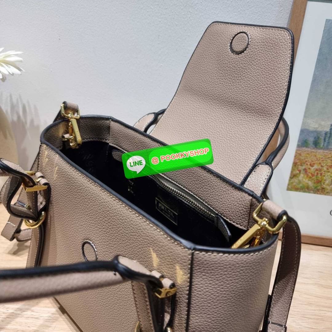Hot item Prada leather bag กระเป๋าถือ/สะพายล่าสุด จากเคาน์เตอร์ dutyfree ที่ดีไซน์เรียบหรู หนังวัวฟอกสี สวยคมชัด เต็มไปด้วยดีเทลน่าใช้ สายคล้องไหล่ที่สามารถถอดออกได้ เพื่อใช้สายยาวสะพายข้างเส้นเดียว หรือจะใส่ไว้ทั้งคู่ก็อัพเกรดลุคดูแพงได้ ปากกระเป๋ามีฝากร