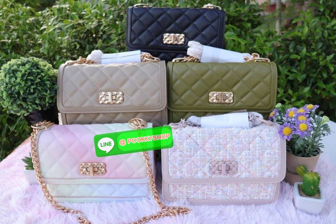 กระเป๋าสะพายข้างคอลใหม่ล่าสุดสามารถถอดสายปรับเป็นทรงคลัชได้นะคะ สายโซ่ปรับระดับไม่ได้แต่ถอดออกได้จ้าด้านในแบ่งเป็น 2 ช่องใช้งาน 1 ช่องใหญ่ตรงกลางและ 1 ซิปด้านหน้า มีช่องเสียบบัตรให้ด้วยนะคะ ฝากระเป๋าเปิดปิดด้วยตัวหมุนล็อคค่ะ
