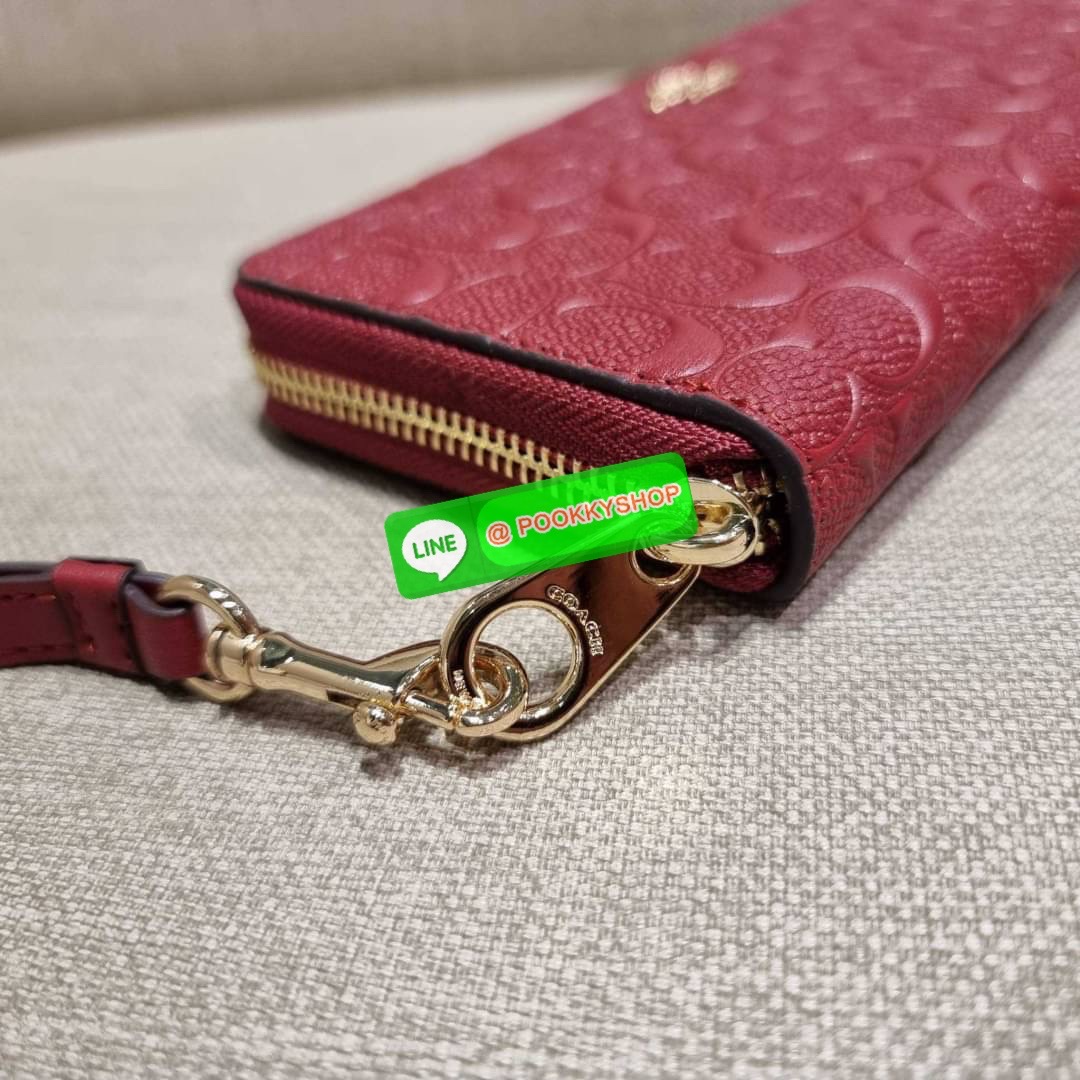 COACH C7360 LONG ZIP AROUND WALLET IN SIGNATURE LEATHER พร้อมเสิร์ฟความเลิศหรู ไม่ต้องรอพรีฯ ใหม่ล่าสุด กระเป๋าสตางค์ใบยาวกึ่งคล้องมือ สีคลาสสิค ขายดี ถือใช้คือขับผิวสุด!! วัสดุหนังแท้ปั๊มลายนูนสวยคม มาพร้อมสายคล้องมือ ถอดออกได้ ภายในใส่บัตรได้เยอะ มีช่อง