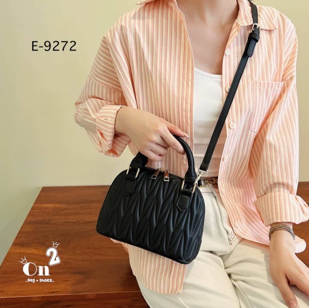 Hot item 🔥🔥 กระเป๋ามาใหม่สไตล์เกาหลี ทรงโดมงานซิปคู่ ตัวกระเป๋าปักลายแน่นๆ มาพร้อมสายสะพายยาวถอดออกถือได้ค่ะ พร้อมส่ง 4 สีค่ะ