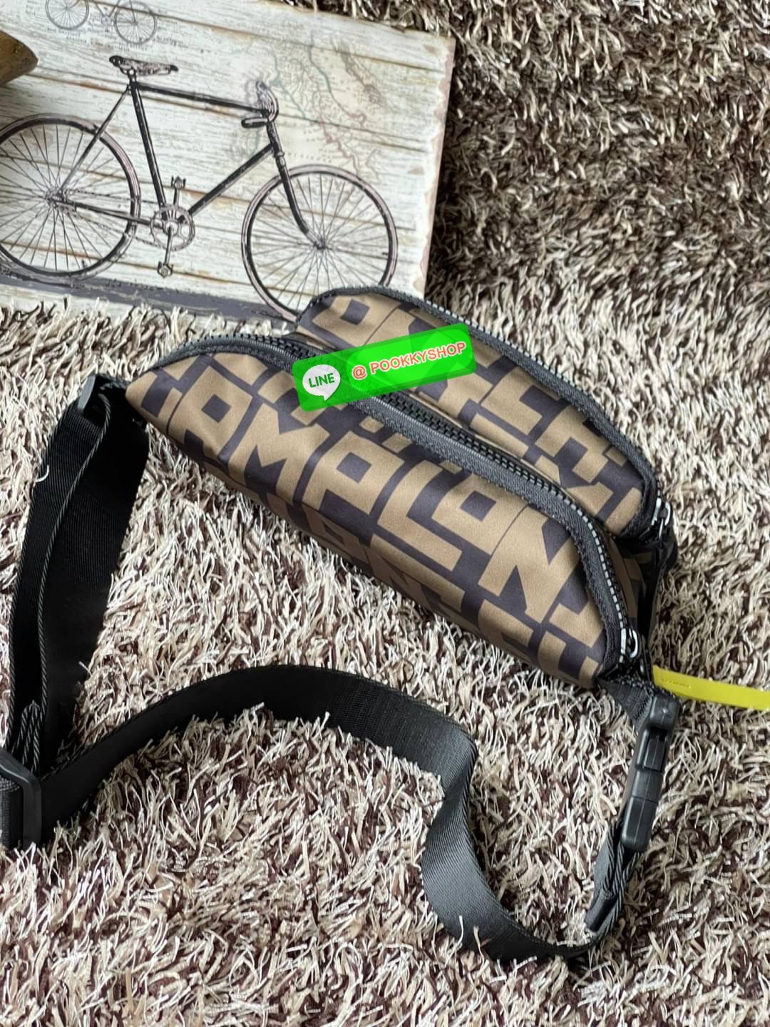 💕LONGCHAMP LE PLIAGE LGP BELT BAG M เท่ห์อย่างมีสไตล์กระเป๋าทรงคาดอกและคาดเอวดีไซน์แนวสปอร์ต เพิ่มความโดดเด่นทันสมัยด้วยลายซิกเนเจอร์ มีช่องซิปที่ใช้งานง่ายช่วยให้คุณหยิบใช้สิ่งของจำเป็นได้อย่างสะดวกและง่ายดาย และผสานสายรัดแบบปรับได้เข้ากับหัวเข็ม