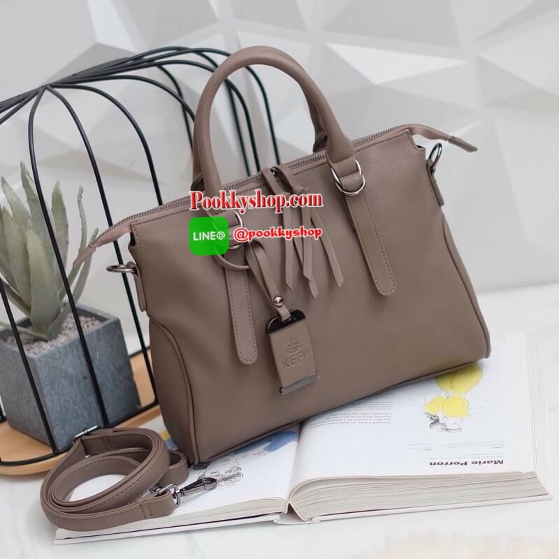 ทรงสวยขายดีมาก จากแบรนด์ KEEP ทรง รุ่น Parish hand bag with cute taddy จุดเด่นที่ >หนังเนื้อดี นิ่มมาก >น้ำหนักเบา >ถือสะพายเข้าง่ายกับทุกชุด >ขนาดกระเป๋ากำลังดีคะ ใส่ กปต ยาว ไอแพด จุคุ้ม > มีช่องย่อยแบ่งเก็บของด้านใน ถึง 3 ช่องใหญ่ แยกเก็